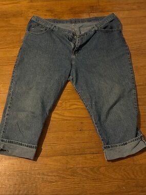 Women's Relaxed Capri Jeans in Medium Blue